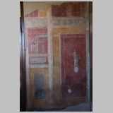 2265 ostia - regio iii - insula ix - domus delle muse (iii,ix,22) - raum 5 - eingangsseite (suedwestseite) - li - archetektonsiche dekoration - clio (wand a).jpg